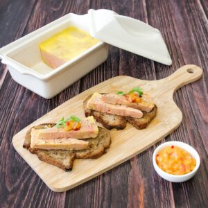 Terrine de foie gras servie sur des tartines